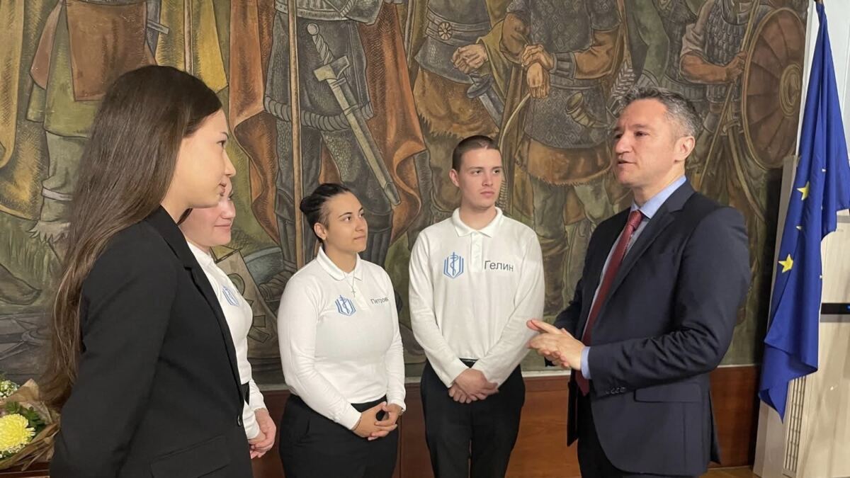 Kristian Vigenin congratulated nurses on their day. He committed to supporting the development of new staff (photo 4)