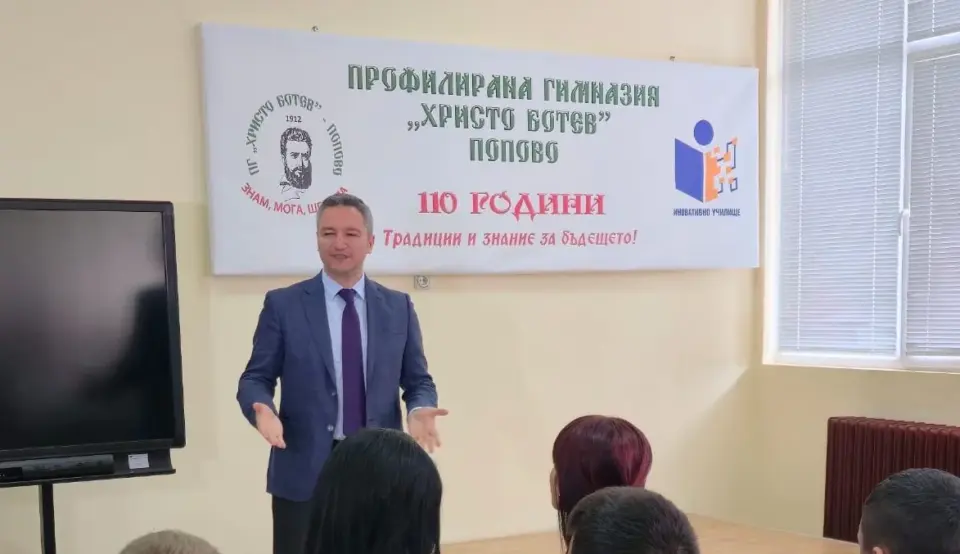 Кристиан Вигенин пред ученици в Попово: Правата на европейските граждани са защитени както никъде другаде
