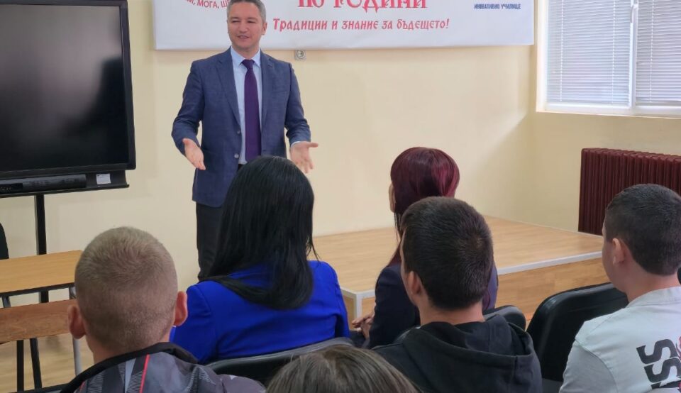 Kristian Vigenin to students in Popovo: The rights of European citizens are protected as nowhere else