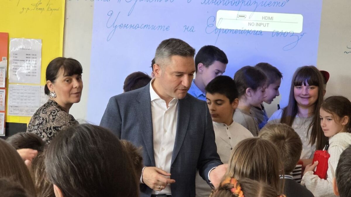 Ученици изнесоха европейски открит урок на Кристиан Вигенин. Той им разказа какво работи като евродепутат (снимка 4)