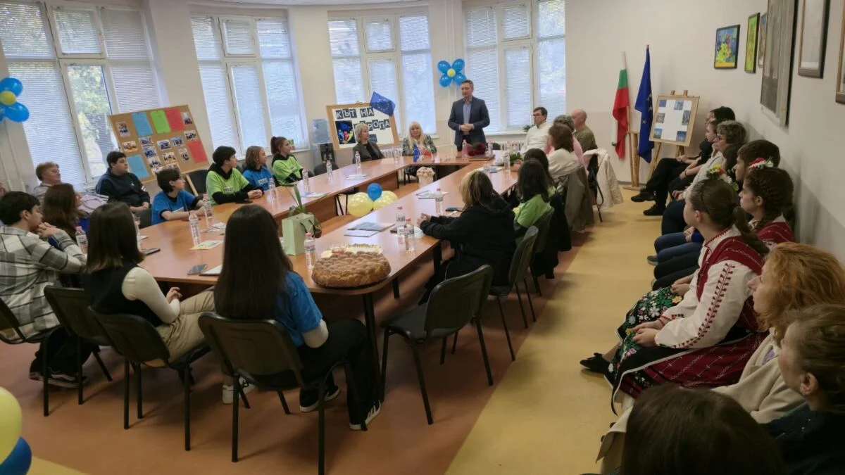 Kristian Vigenin held a frank conversation with students from Yambol and Aytos about the future of Europe and Bulgaria - photo 2
