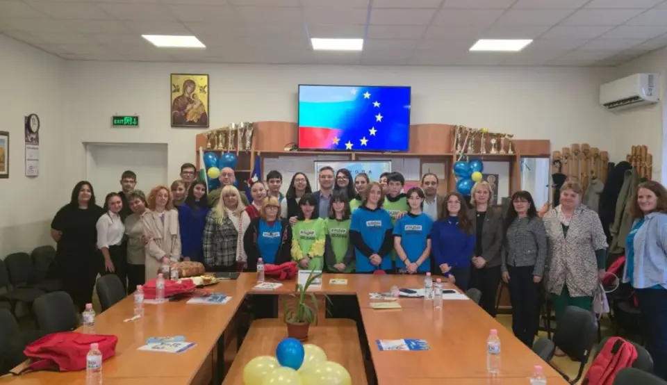 Кристиан Вигенин проведе откровен разговор с ученици от Ямбол и Айтос за бъдещето на Европа и България