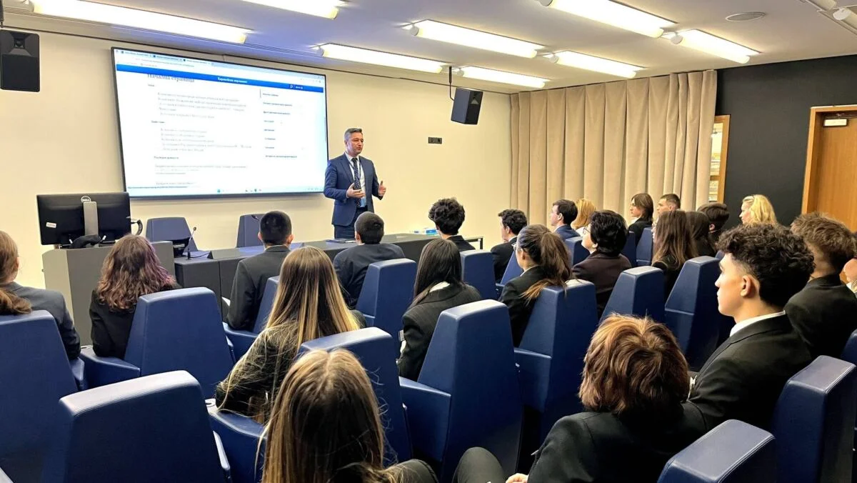 Kristian Vigenin met pupils from the Baba Tonka mathematics high school in Ruse at the European Parliament - photo 3