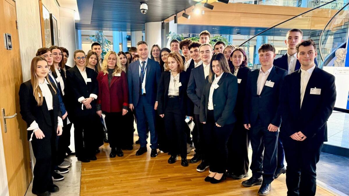 Кристиан Вигенин се срещна с ученици от Математическа гимназия „Баба Тонка“ – Русе в Европейския парламент