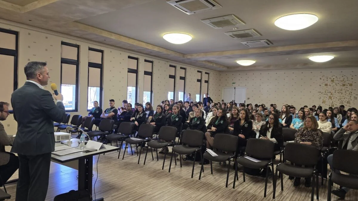 Вигенин пред ученици - посланици на ЕП: Европа трябва да осъзнае собствената си сила и да отстоява интересите си - снимка 4